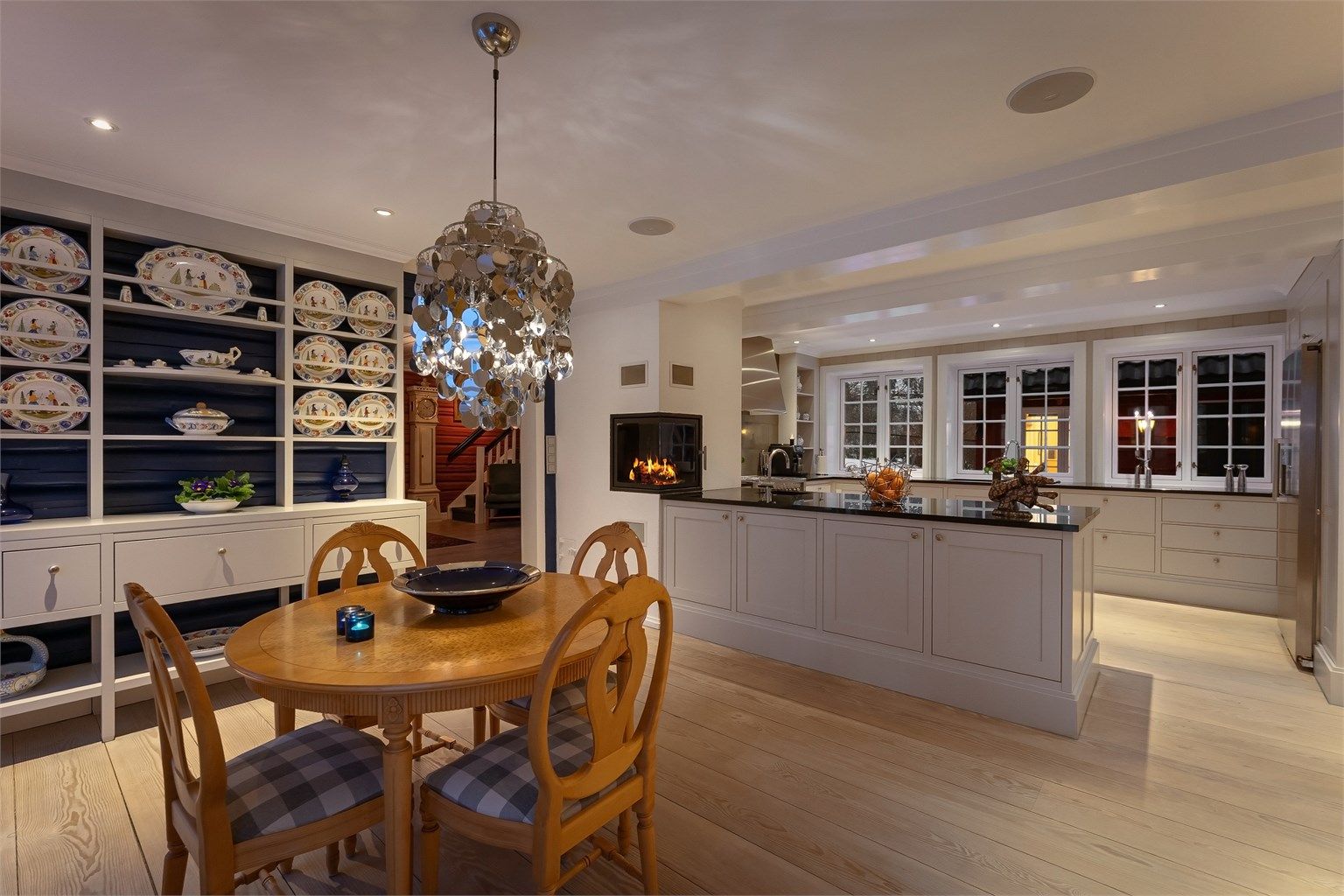 Lekkert kjøkken med peis