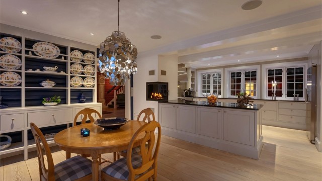 Lekkert kjøkken med peis