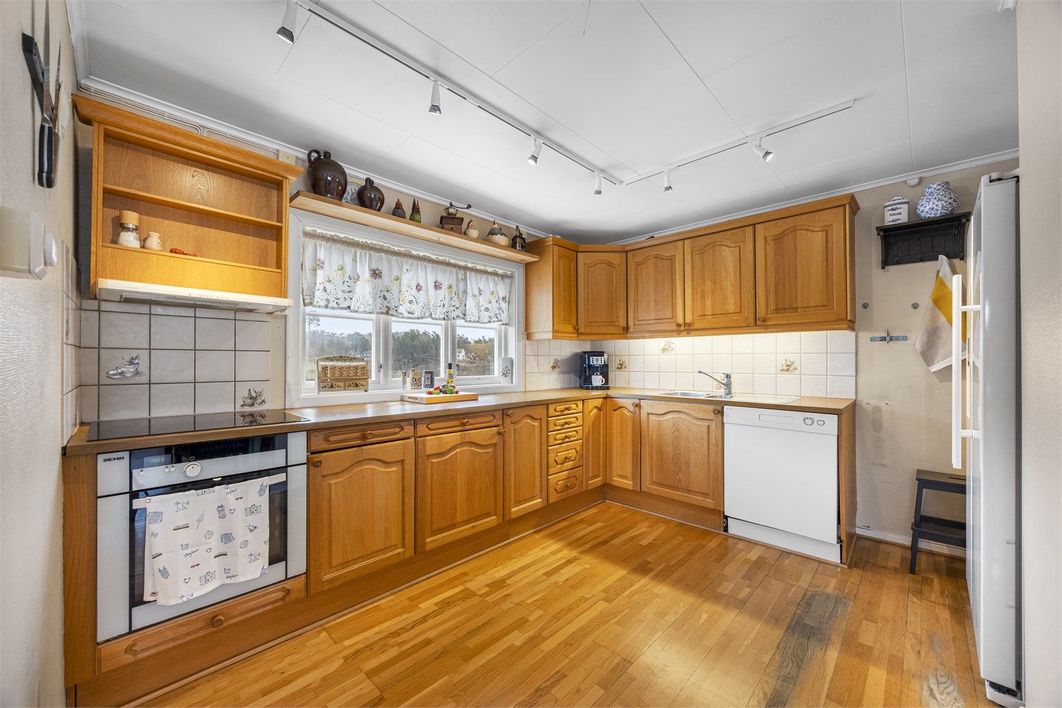 Solid kjøkken i heltre. Flott utsikt fra vindu.