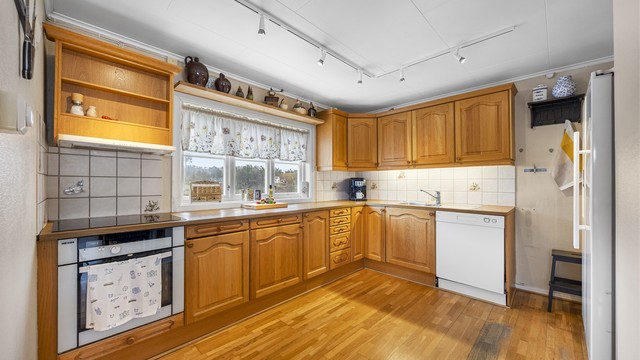 Solid kjøkken i heltre. Flott utsikt fra vindu.