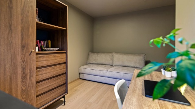 Rommet har parkett på gulv, slette malte vegger og god plass til sovesofa.
