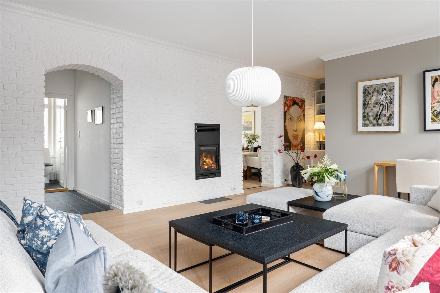 En gjennomgående peisinnsats fra 2020 gir varme og hygge til både stue og kjøkken.