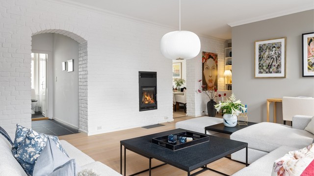 En gjennomgående peisinnsats fra 2020 gir varme og hygge til både stue og kjøkken.
