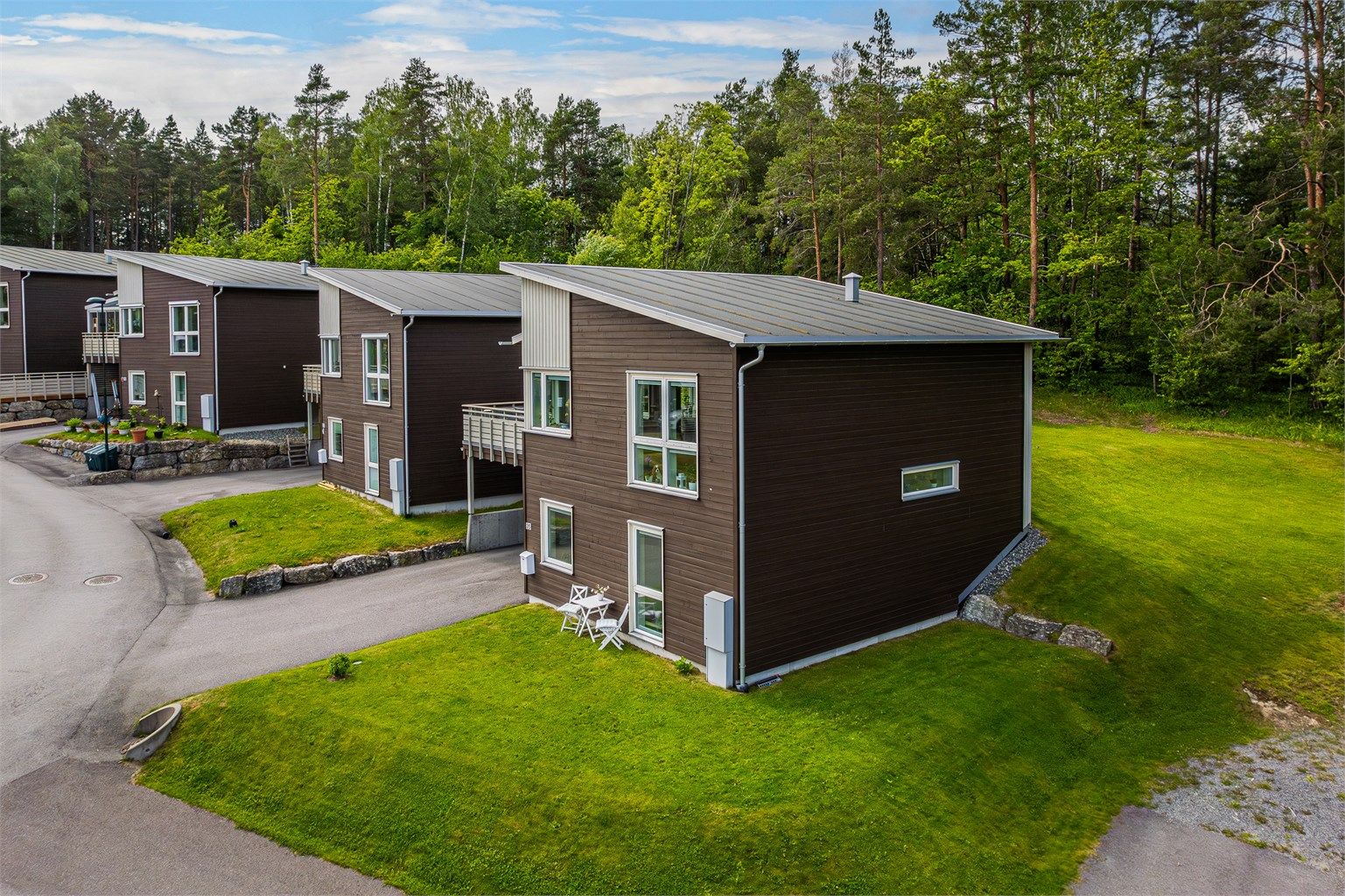 Borettslagets fellesområde er pent opparbeidet med asfalterte veier og plenarealer.