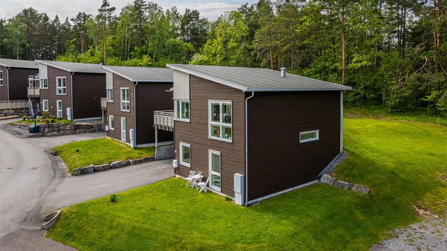 Borettslagets fellesområde er pent opparbeidet med asfalterte veier og plenarealer.