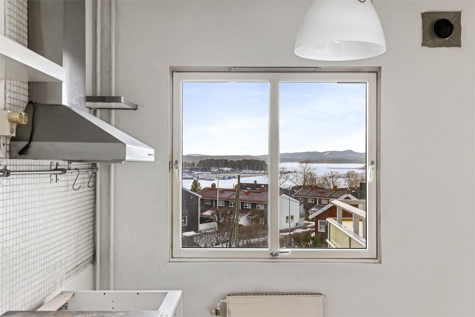 Utsikten kan nytes fra flere av leilighetens rom.