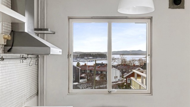 Utsikten kan nytes fra flere av leilighetens rom.