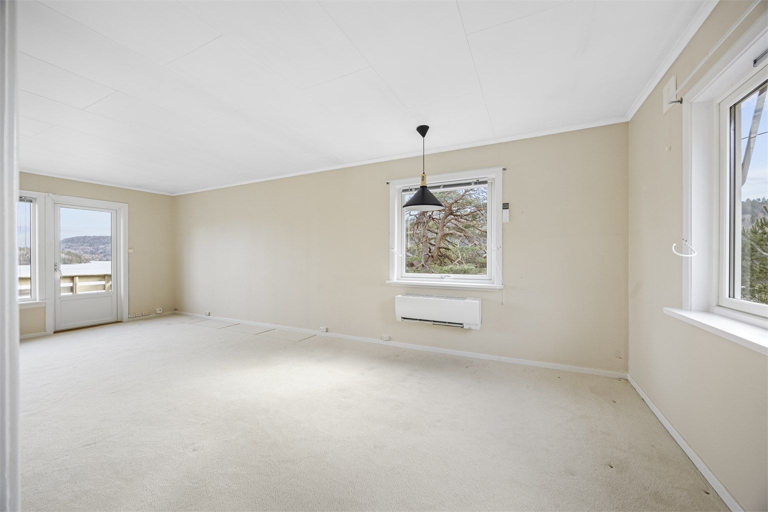 Stue med varmepumpe og peisovn.