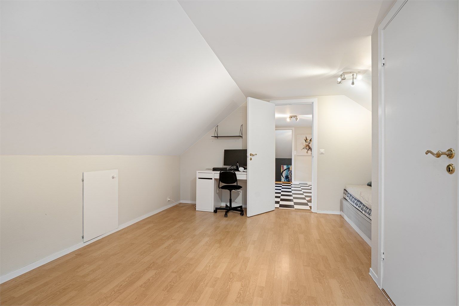 Innredet loft etg. - Soverom 1 romslig soverom med knevegger