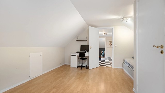 Innredet loft etg. - Soverom 1 romslig soverom med knevegger