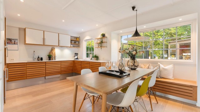 Kjøkkenet er innredet med dansk designkjøkken fra Uniform i heltre med sokkelskuffer med Corian benkeplate fra 2019