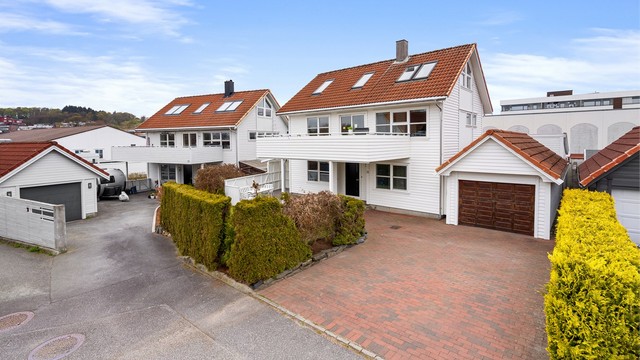 Garasje 26 kvm med el-bil lader, i tillegg til gode parkeringsmuligheter i gårdsrom
