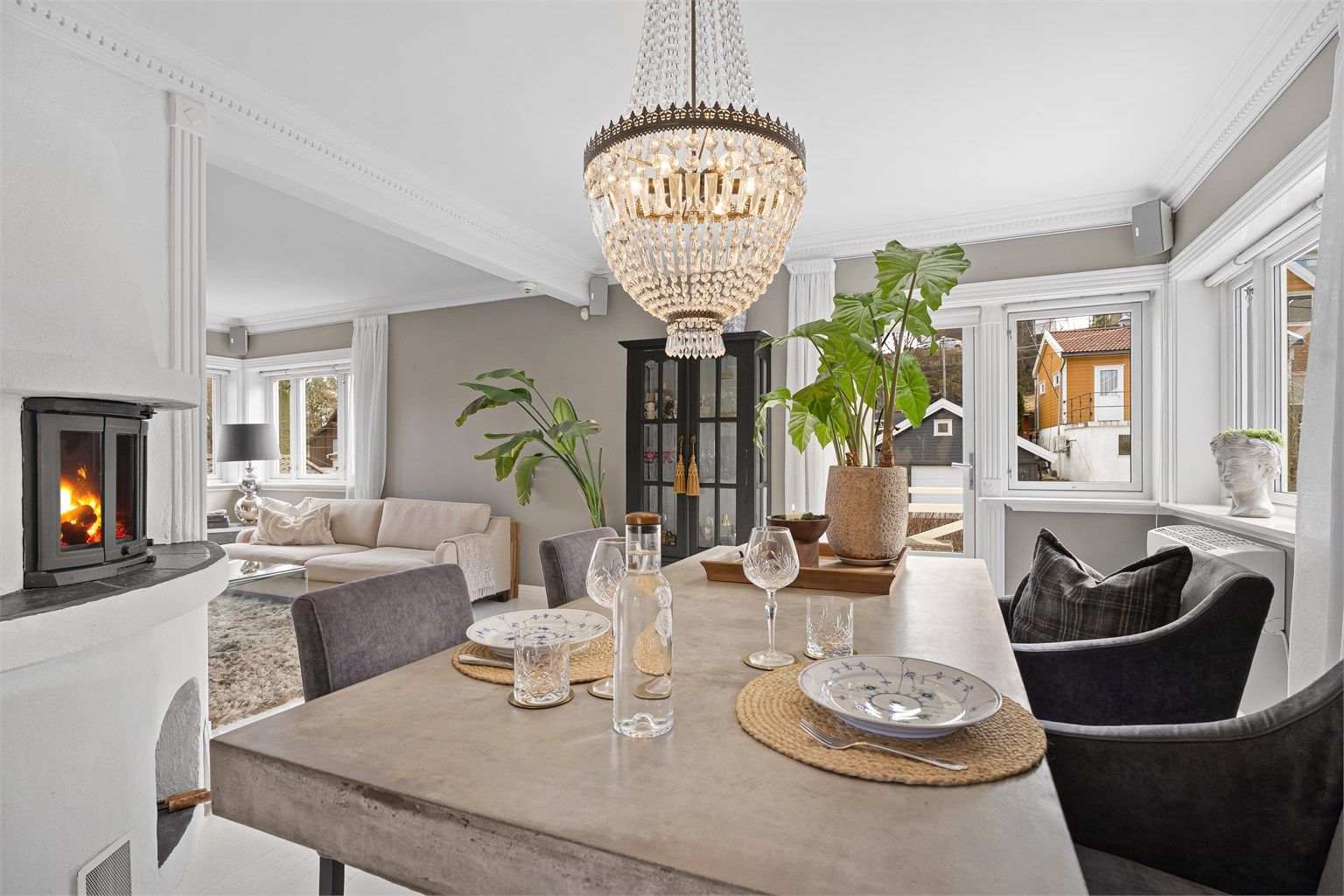 Innbydende del av stue med plass til spisebord.