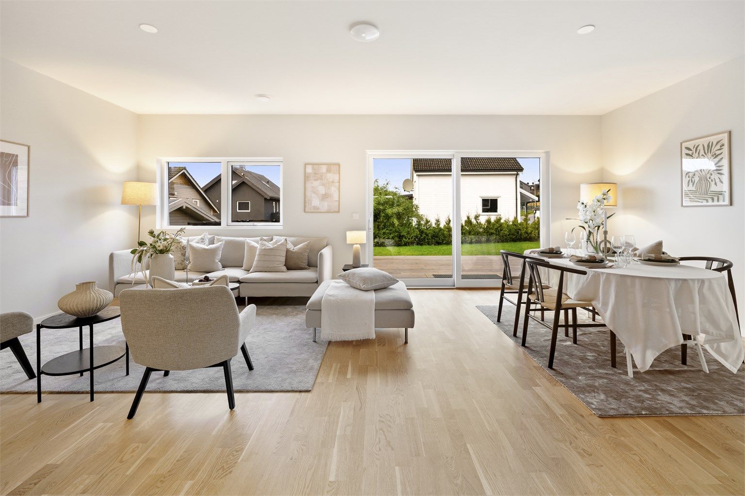 Fin og lys stue med plass til flere sittegrupper