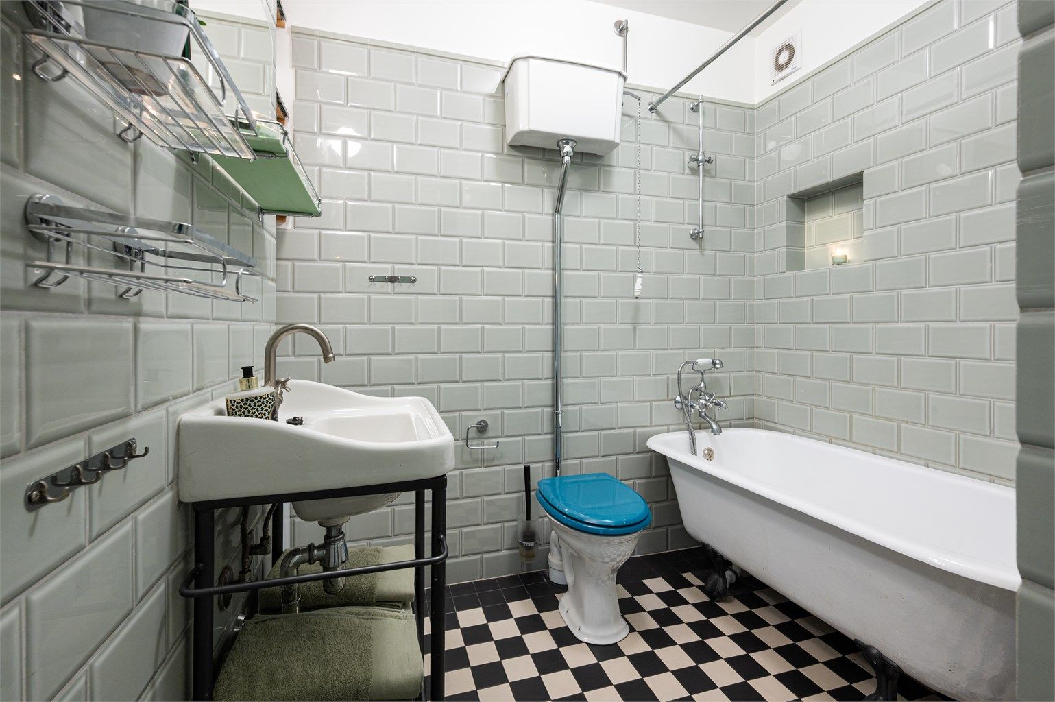 Lekkert baderom fra 2017 i klassisk stil. Badet er flislagt med varmekabler i gulv for en behagelig start på dagen.