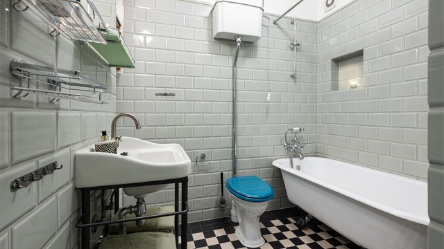 Lekkert baderom fra 2017 i klassisk stil. Badet er flislagt med varmekabler i gulv for en behagelig start på dagen.