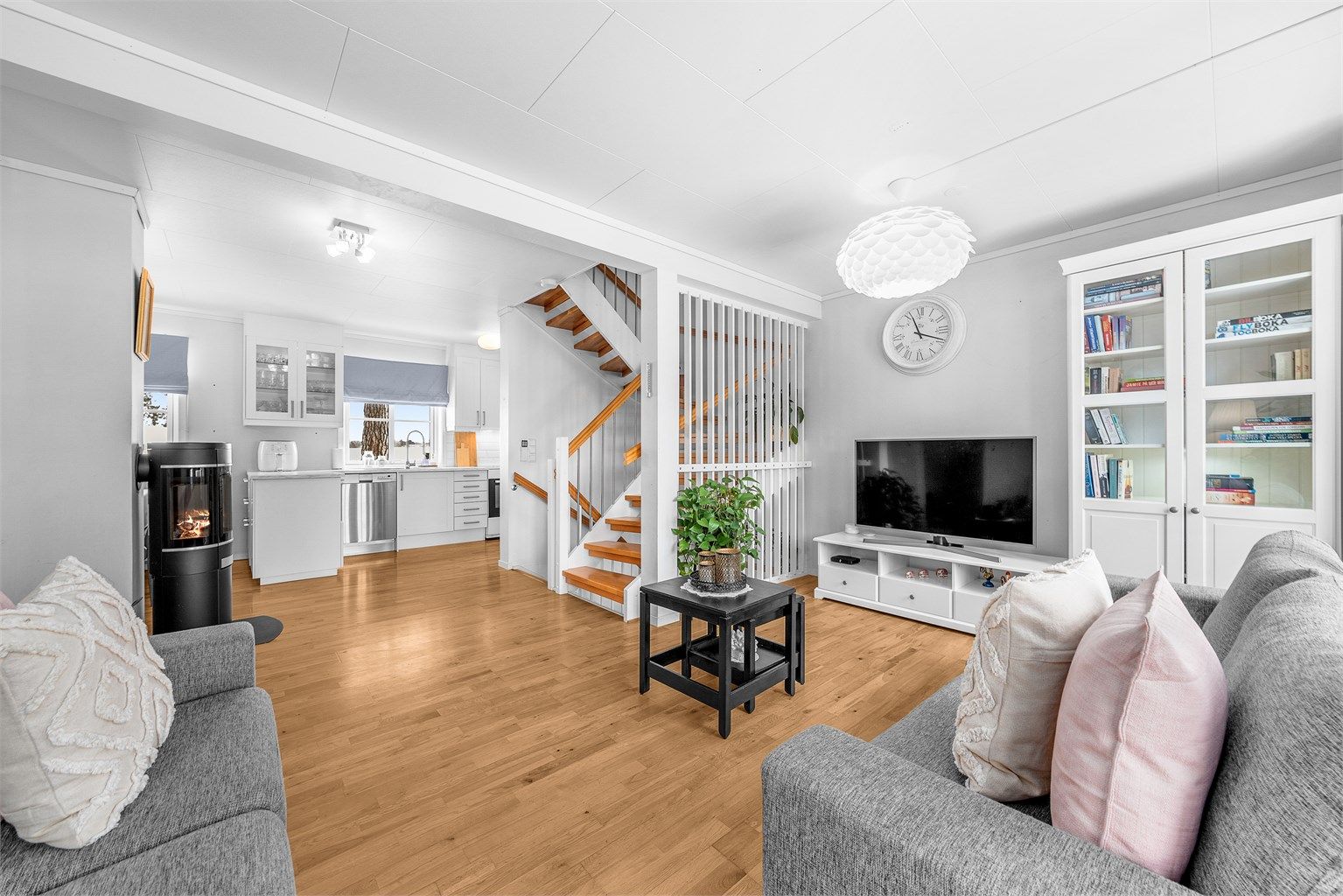 Stuen har fin plass til sofagruppe, og på kjøkkenet er det egen nisje til spisegruppe.
