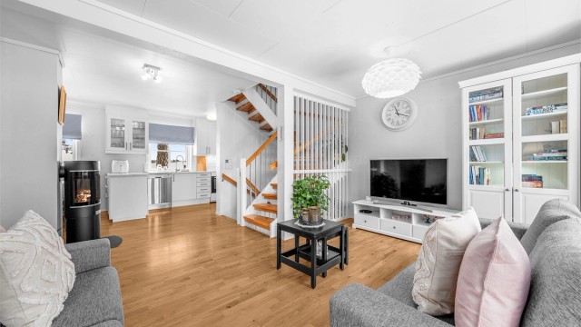 Stuen har fin plass til sofagruppe, og på kjøkkenet er det egen nisje til spisegruppe.