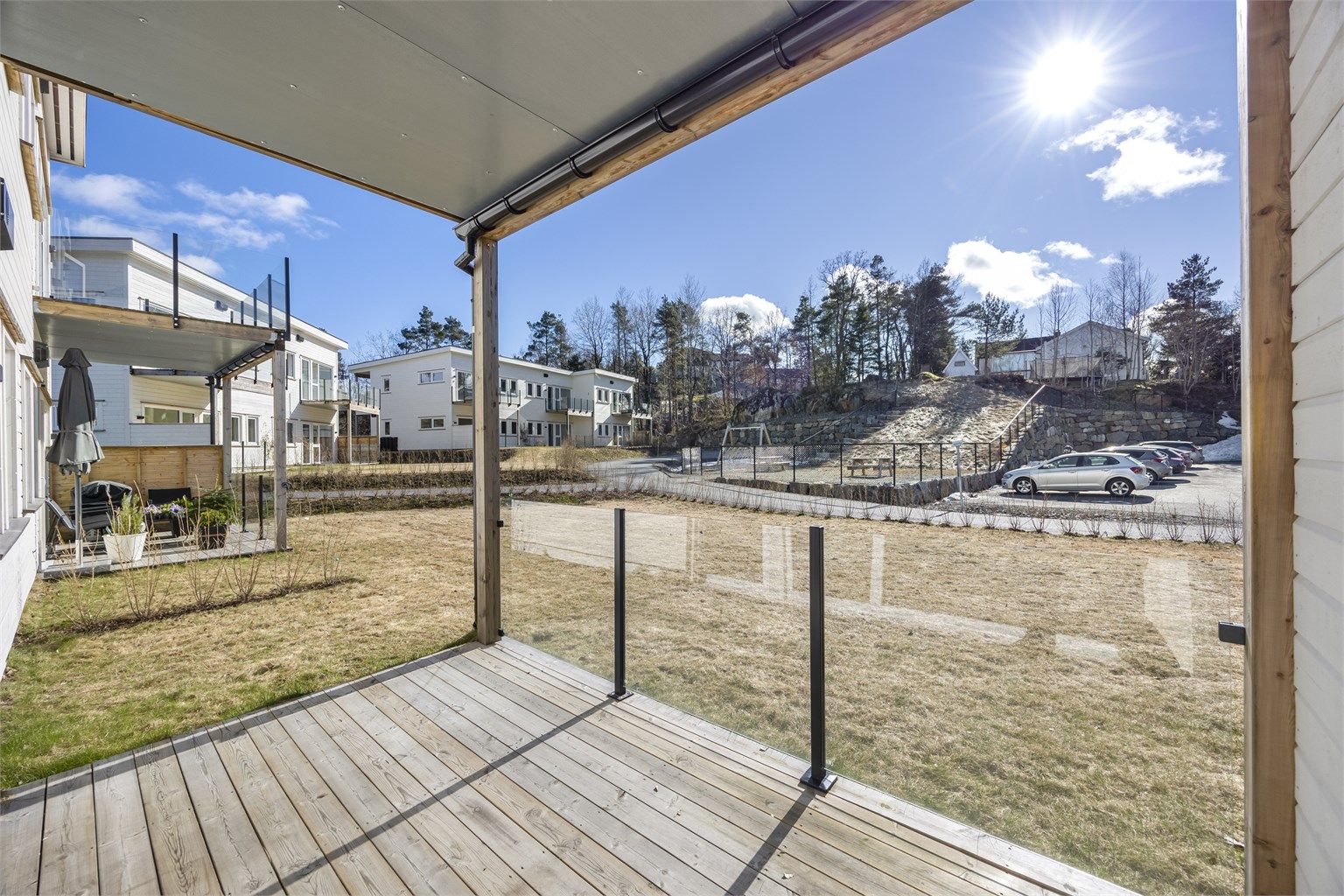 Fra stuen er det utgang til en terrasse på 8 m² med glassrekkverk.
Foto: Hallvard Rimereit