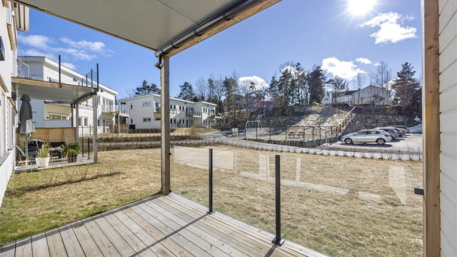 Fra stuen er det utgang til en terrasse på 8 m² med glassrekkverk.
Foto: Hallvard Rimereit