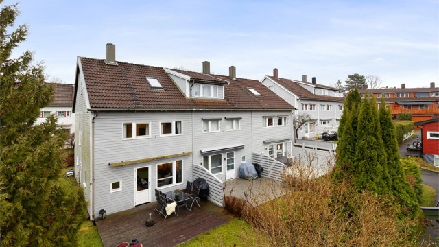 Velkommen til Solligrenda 14, et enderekkehus i svært barnevennlige omgivelser. Foto: Petter Tanum Larsen