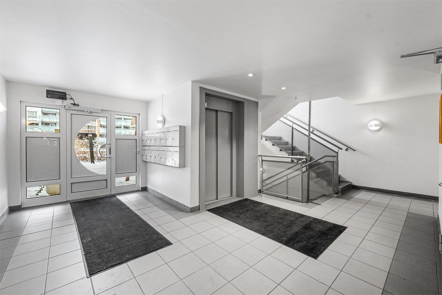 Trappefri adkomst med heis og parkering i garasjeanlegg. 