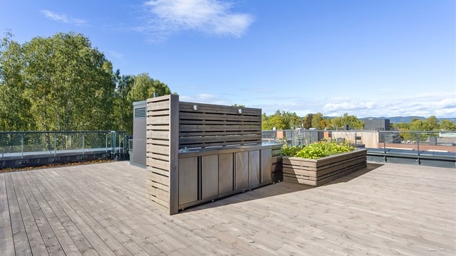 Den store private takterrassen på hele 99 kvm byr bl.a. på et utekjøkken med innlagt vann, utebelysning og god plass til sittegrupper.