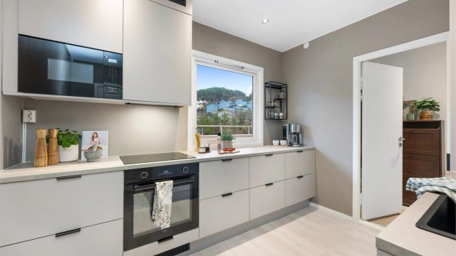 Integrert stekeovn, platetopp, oppvaskmaskin, mikrobølgeovn og kjøleskap med fryser. Hvitevarene medfølger.