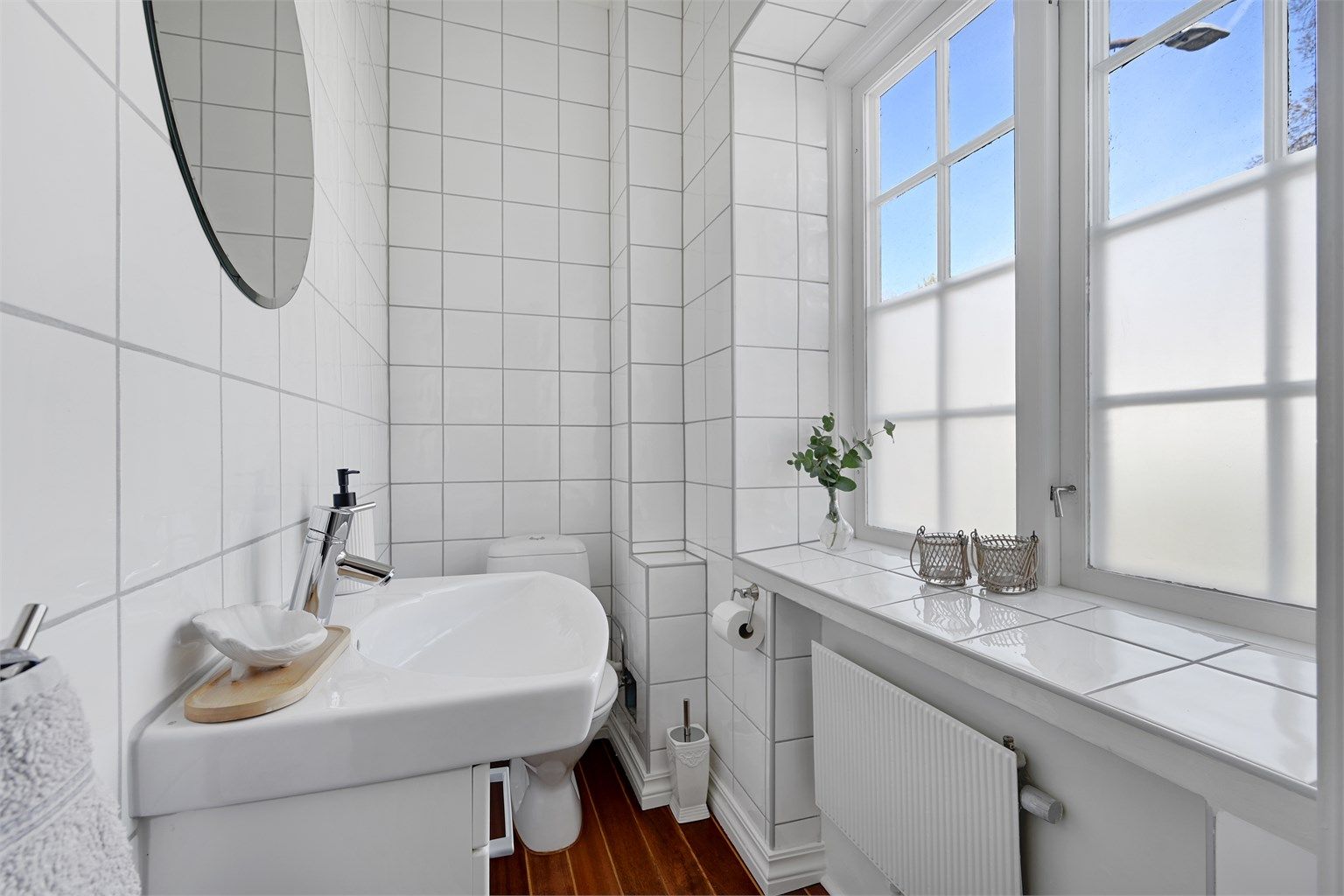 Etasjen har også et separat toalettrom med håndvask.