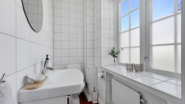 Etasjen har også et separat toalettrom med håndvask.