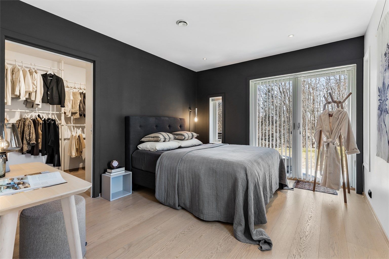 I 1.etasje finner du hovedsoverommet med eget walk-in-closet. Her er det god plass til dobbeltseng med nattbord på hver side, samt garderobeskap, kommode eller skrivebord.