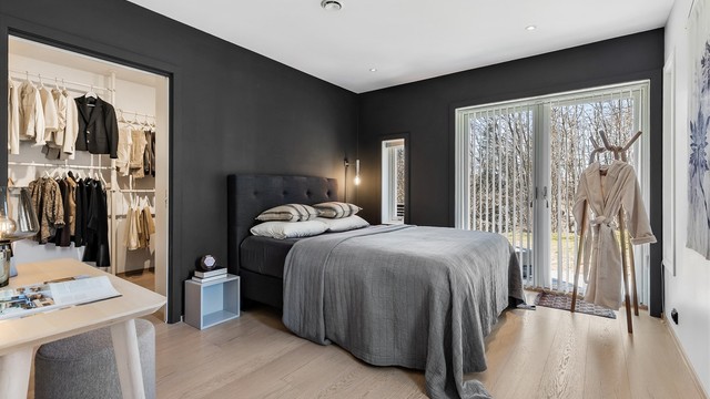 I 1.etasje finner du hovedsoverommet med eget walk-in-closet. Her er det god plass til dobbeltseng med nattbord på hver side, samt garderobeskap, kommode eller skrivebord.