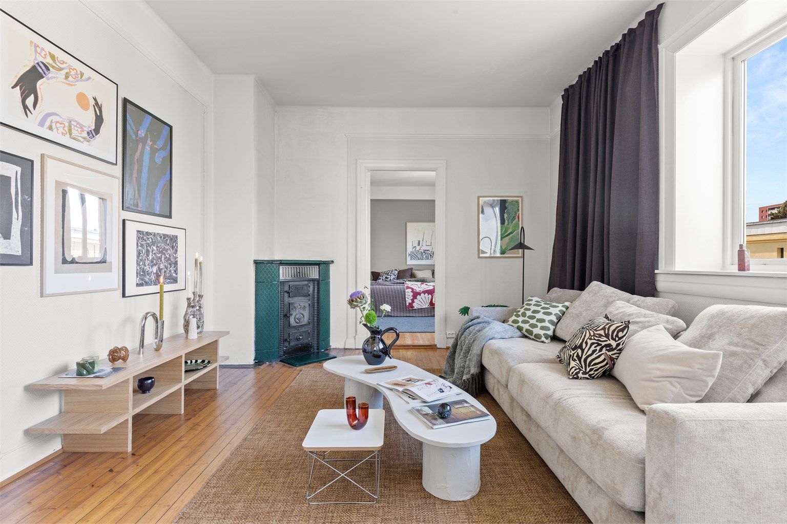 En sjarmerende og lys leilighet med store vindusflater, vedovn og klassisk tregulv. Her kan du lene deg tilbake i hyggelige omgivelser!