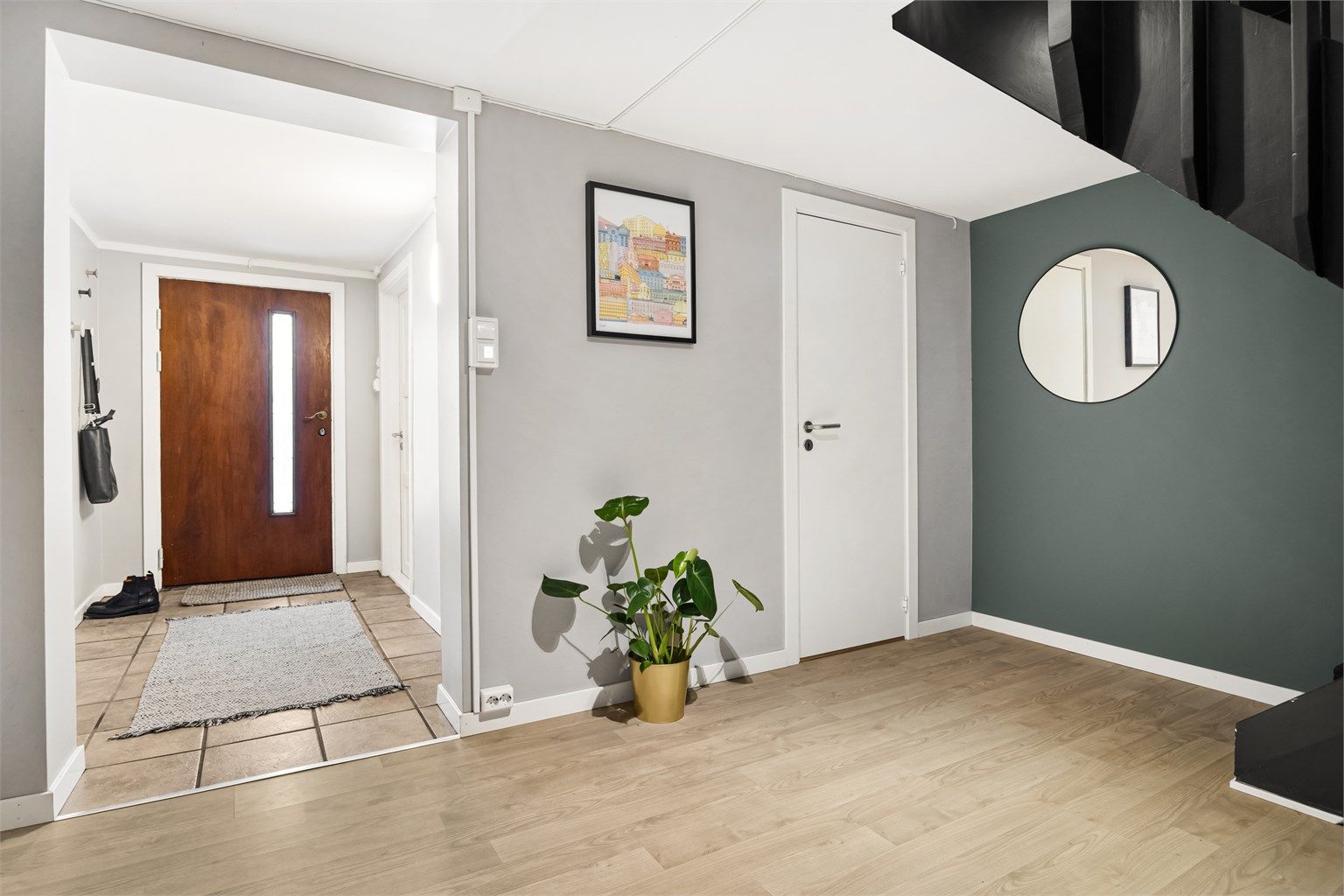 Innvendige overflater i underetasjen: Fliser, parkett, malte betongflater og vinylfliser på gulv. Panel, malte flater og synlige murflater på vegger. Panel og malte flater i himling.