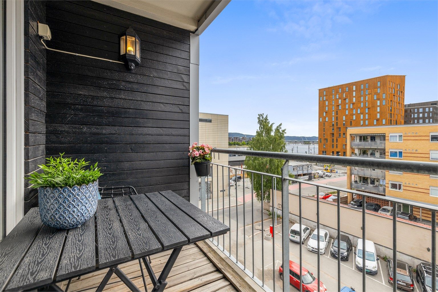 Balkong med terrassebord på gulv
