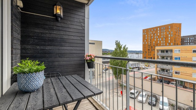 Balkong med terrassebord på gulv