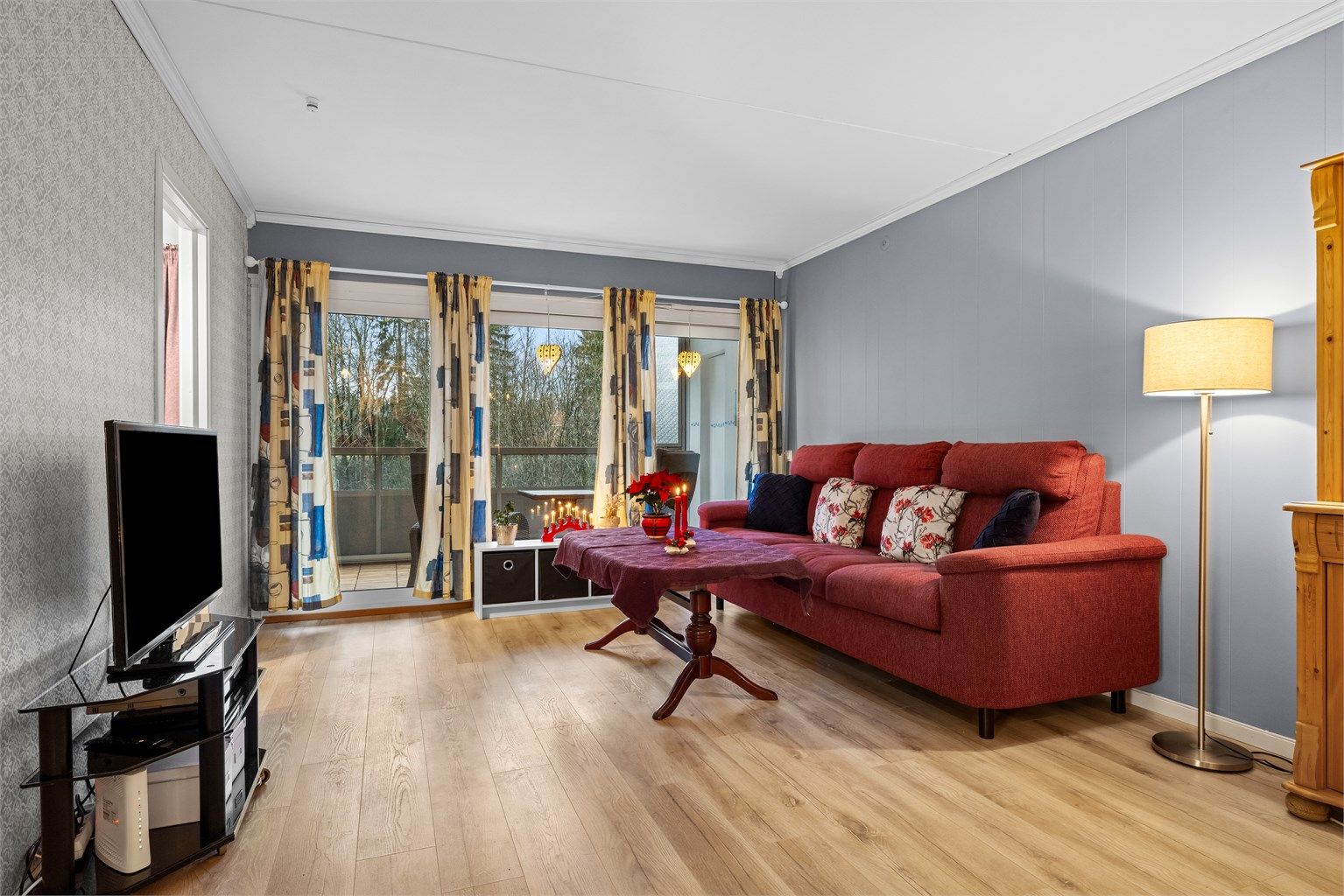 Fra stuen er det direkte utgang til den vestvendte balkongen via en bred skyvedør.