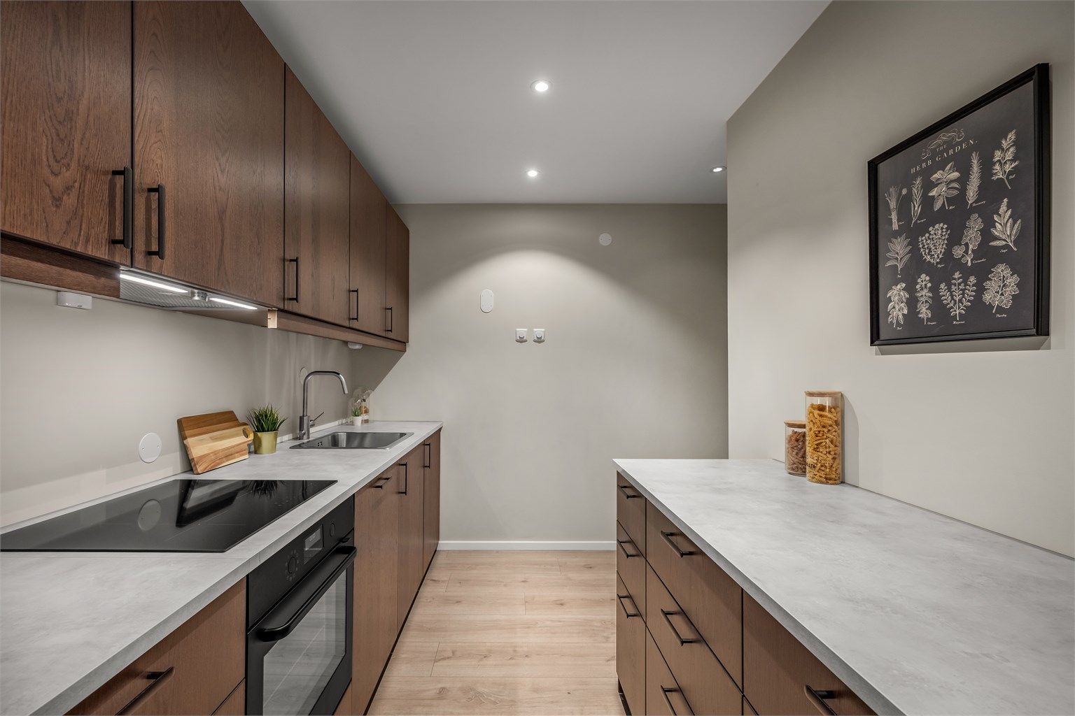 Leiligheten ble betydelig oppgradert i 2025, og fremstår med et moderne og funksjonelt kjøkken. Foto:Oh shots