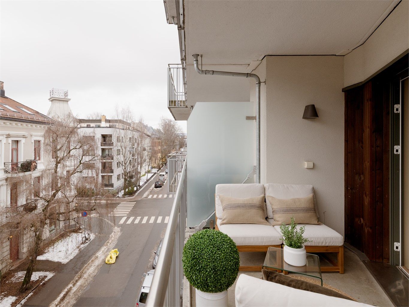 Her bor du høyt og skjermet i en rolig gate rett ved Bogstadveien.