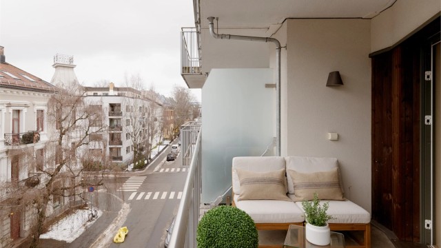 Her bor du høyt og skjermet i en rolig gate rett ved Bogstadveien.