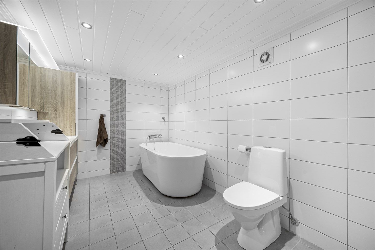 Badet ble modernisert i 2017 med flislagte overflater og elektriske varmekabler i gulvet.