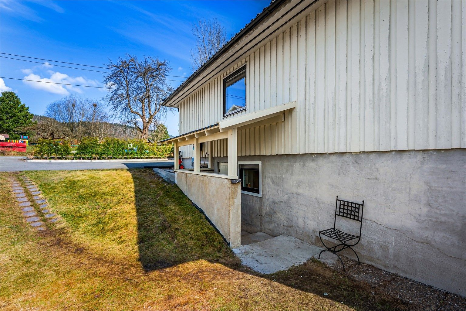 Det er egen inngang til underetasjen