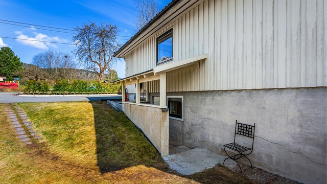 Det er egen inngang til underetasjen