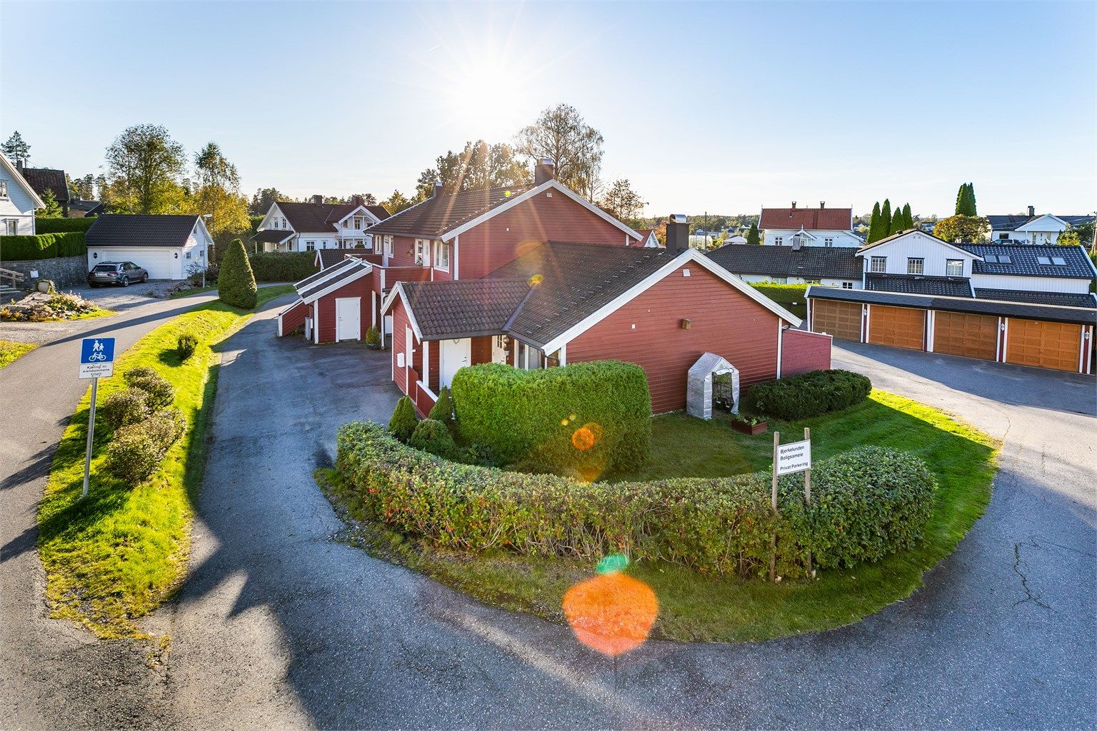 Det er muligheter for å dyrke/ha kjøkkenhage på terrasse og hageflekk.