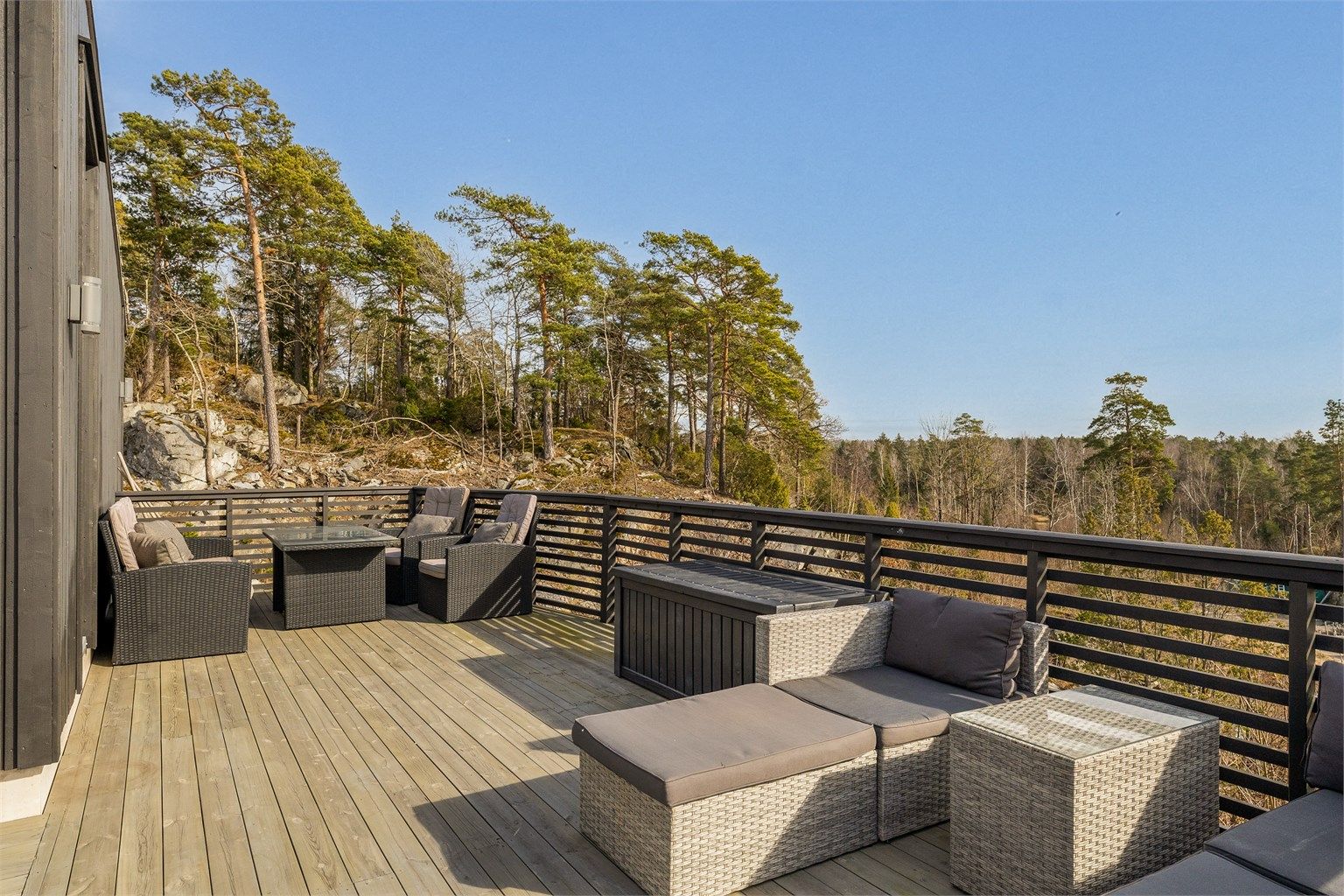 SKJERMET UTEROM. Den sørvendte delen av terrassen har blitt et yndet, skjermet uterom med kveldssol i det fri.