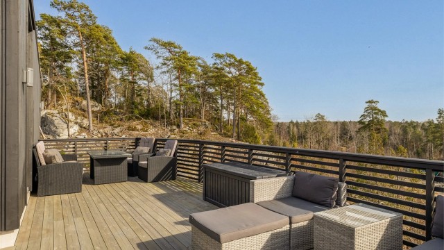 SKJERMET UTEROM. Den sørvendte delen av terrassen har blitt et yndet, skjermet uterom med kveldssol i det fri.