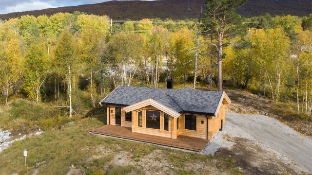 Velkommen til Solsida 18, en nyoppført laftet hytte på ett plan presentert av Eiendomsmegler Harald Osdal