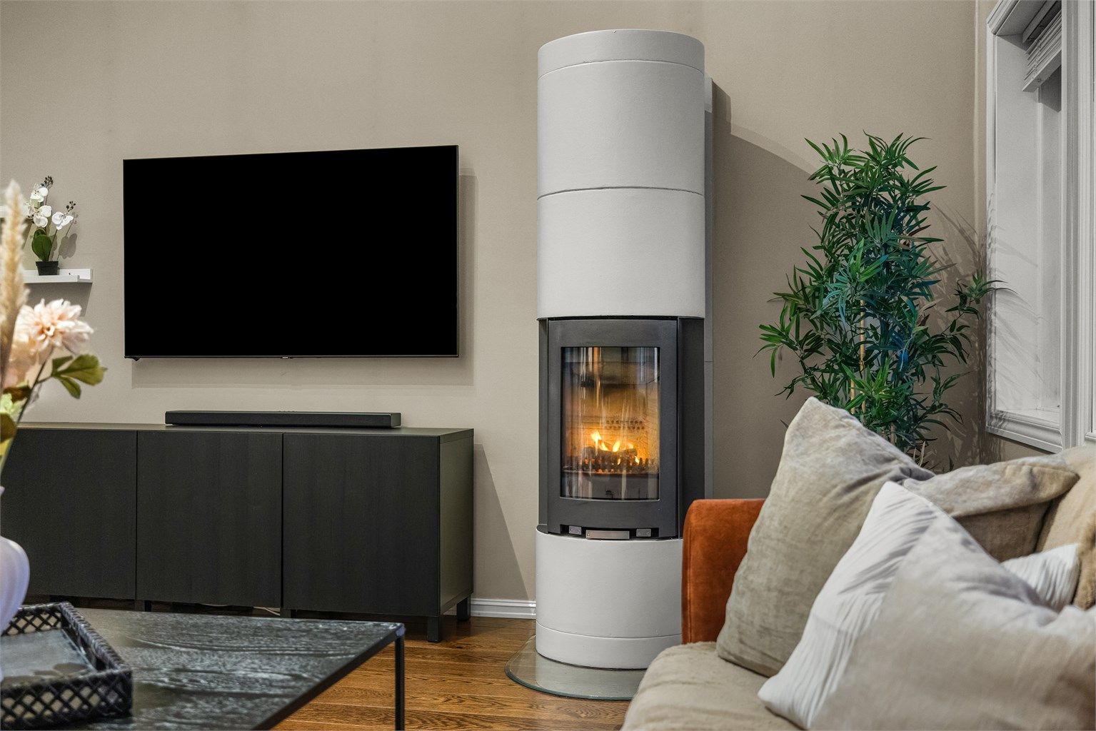 Peisovnen er sentralt plassert og gir varme til hele oppholdsrommet.