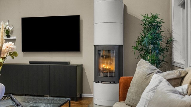 Peisovnen er sentralt plassert og gir varme til hele oppholdsrommet.