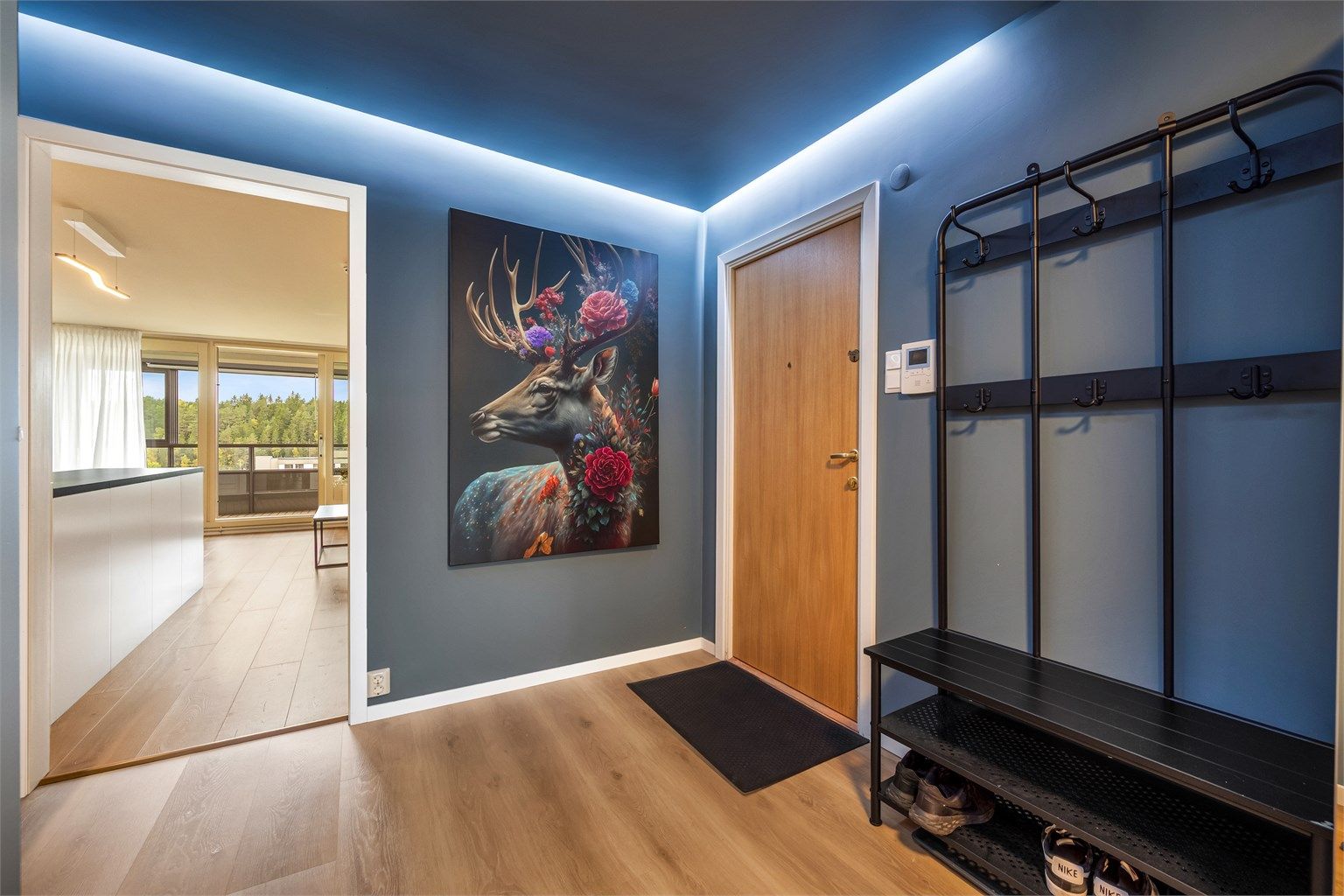 Integrert LED-belysning langs himlingen gir et lunt lys i gangen.